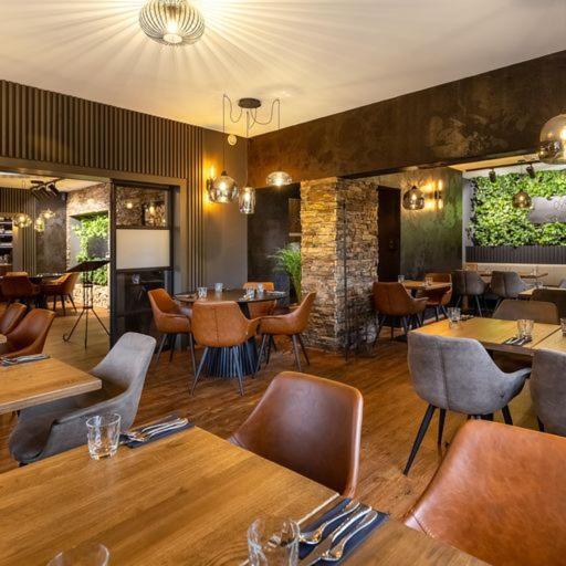 Garden Restaurant & Pension パルドゥビツェ エクステリア 写真
