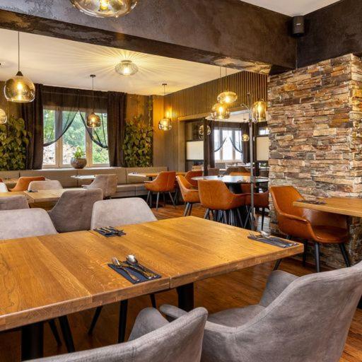 Garden Restaurant & Pension パルドゥビツェ エクステリア 写真