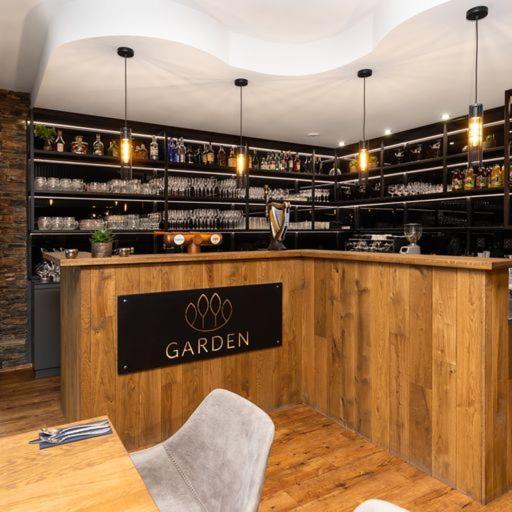 Garden Restaurant & Pension パルドゥビツェ エクステリア 写真