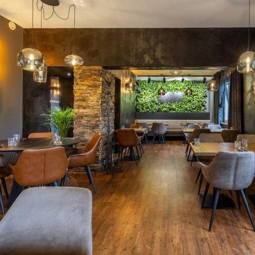 Garden Restaurant & Pension パルドゥビツェ エクステリア 写真